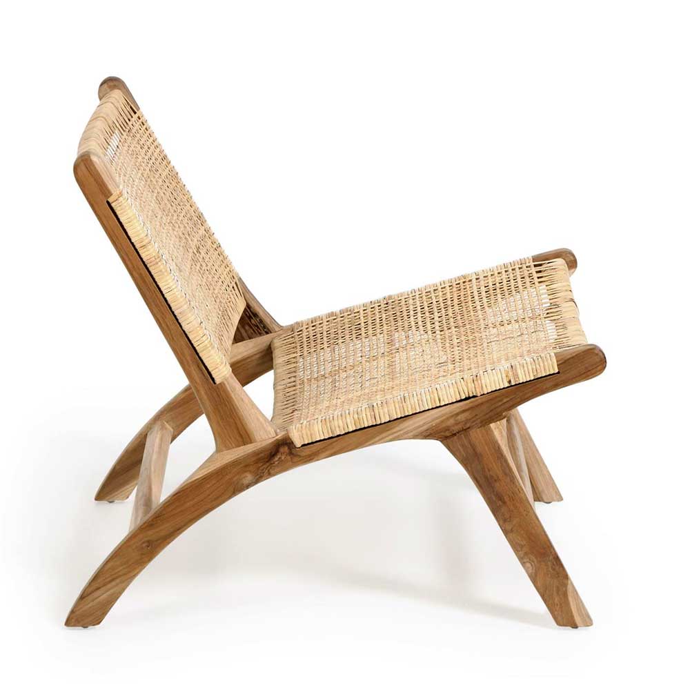 Lounge Stuhl aus Teakholz und Rattan Geflecht in seitlicher Ansicht – Rimorio