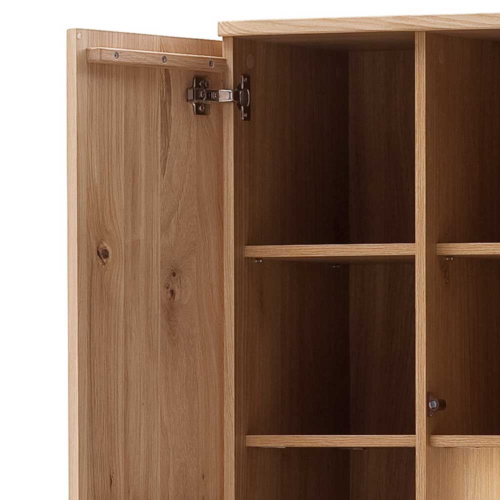 Geöffnete Schranktür mit Scharnieren und Blick auf die inneren Holzregalböden – Crupean