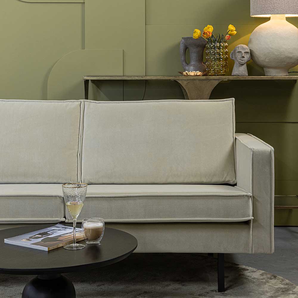 Dreisitzer Couch in graugrünem Samt als stilvolles Herzstück im Wohnzimmer – Vontada