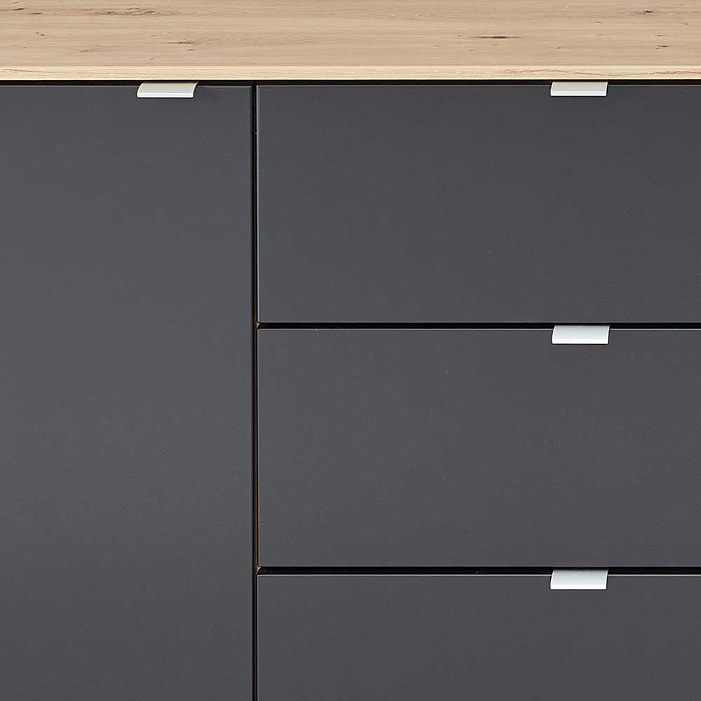 Detailansicht der silberfarbenen Griffe an Schubladen und Türen des Sideboards mit Holzplatte – Hilona