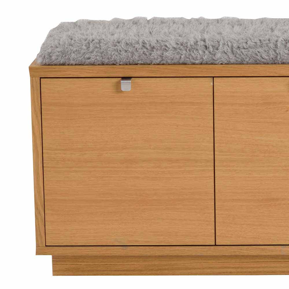 Linke Seite der Garderobenbank mit zwei geschlossenen Türen und flauschigem Sitzkissen – Helvana