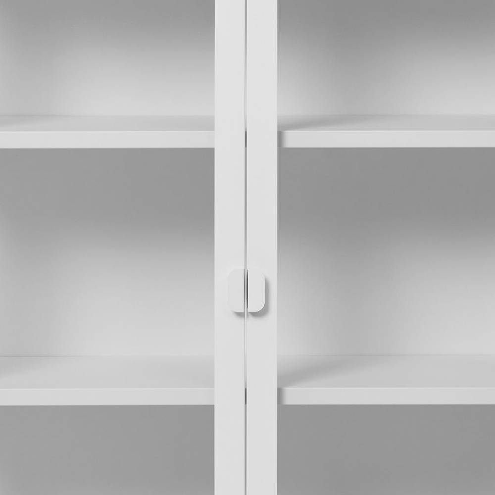 Minimalistische Griffe an den Glastüren der weißen Stahlvitrine – Sancrez