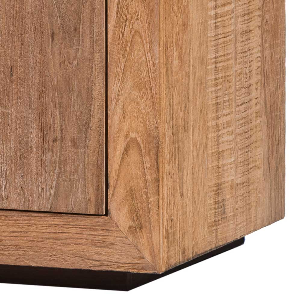 Untere Ecke des Teakholz Barschranks mit rustikaler Holzstruktur und schwarzem Sockel – Myons