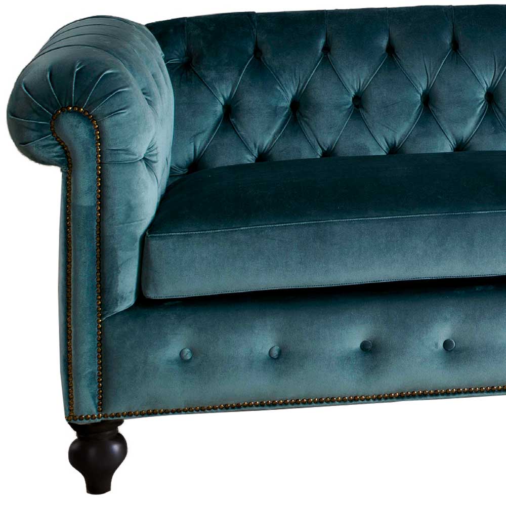 Petrol Samtsofa mit Chesterfield Knopfheftung, Ziernieten an der Armlehne und gedrechselten Füßen – Maduera