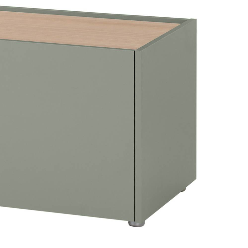 Robuste Seitenansicht der graugrünen Wohnzimmer-Kommode mit Standfüßen – Socotta