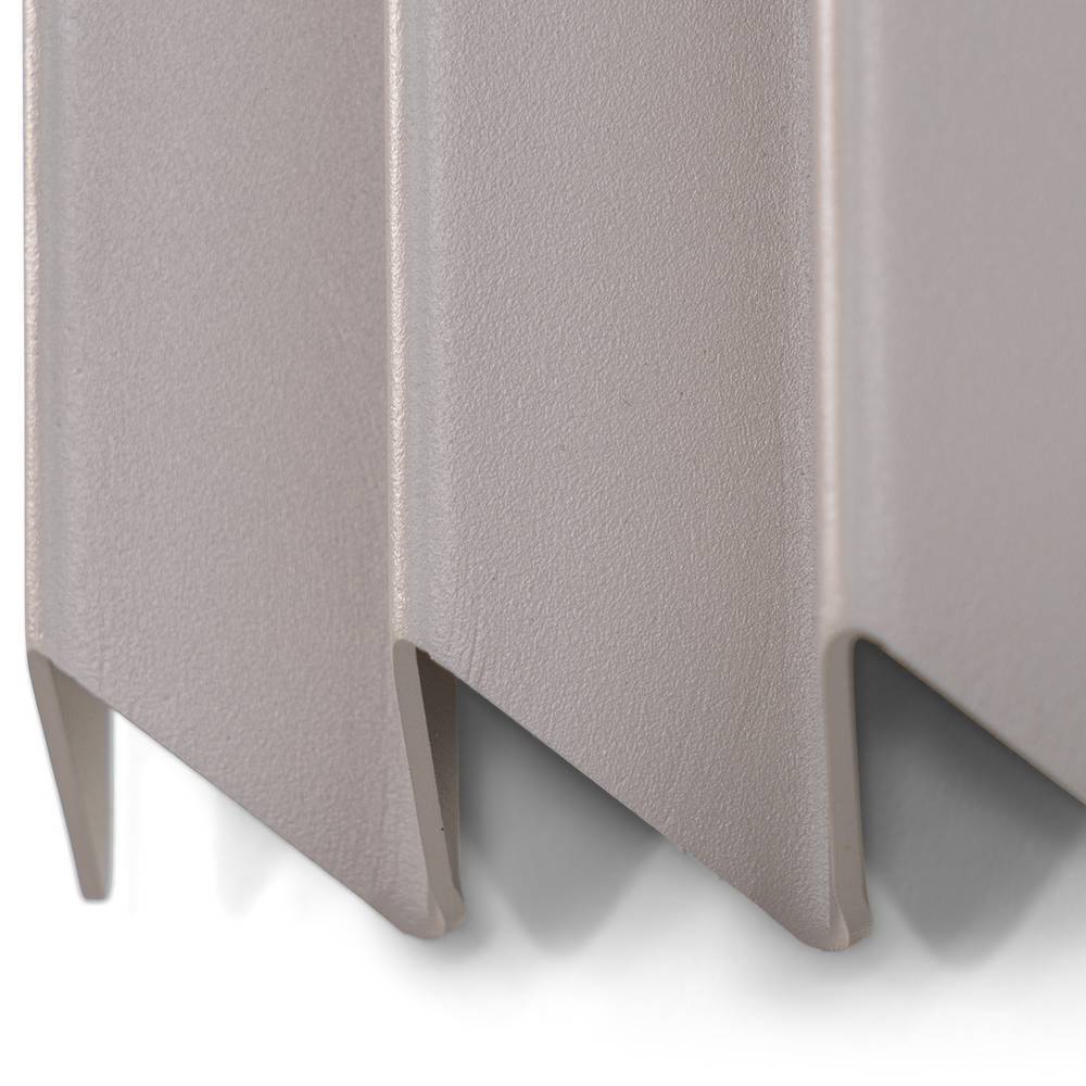 Taupe Designgarderobe mit feiner Struktur und matter Oberfläche im Detail – Arjas