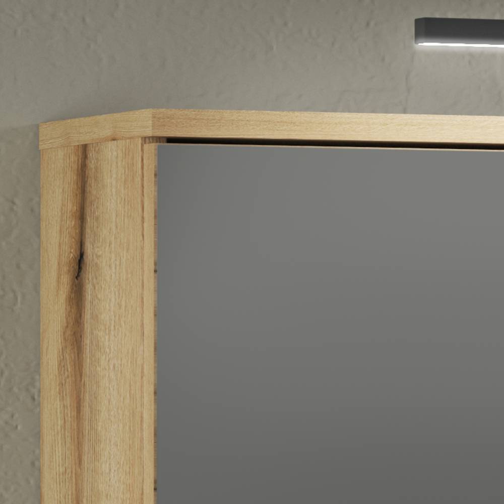 Eckdetail des Spiegelschranks mit Holzmaserung der Eichenoptik und Spiegelfront – Niniana