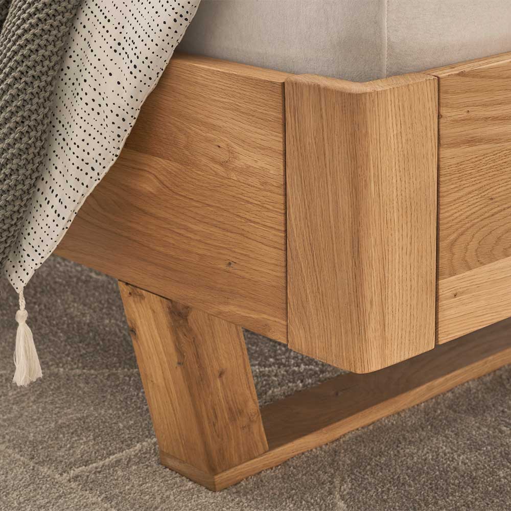 Stabile Bettecke aus Eiche mit modernem schrägem Bettfuß Detail – Aucira