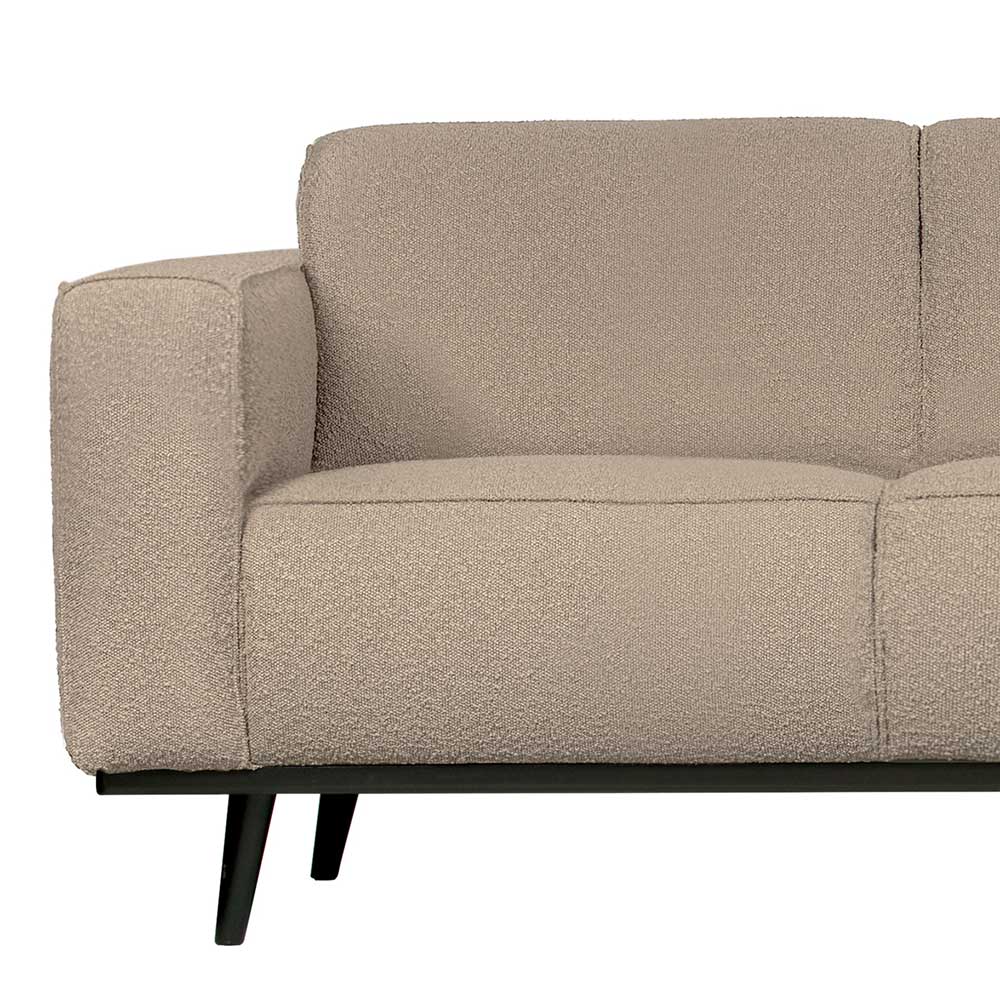 Linke Armlehne des beigen Boucle Sofas mit strukturiertem Stoff und schwarzen Füßen – Age