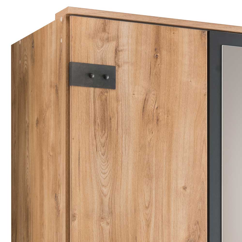 Obere Ecke des Schlafzimmerschranks in Eichendekor mit schwarzer Metallapplikation – Corpus