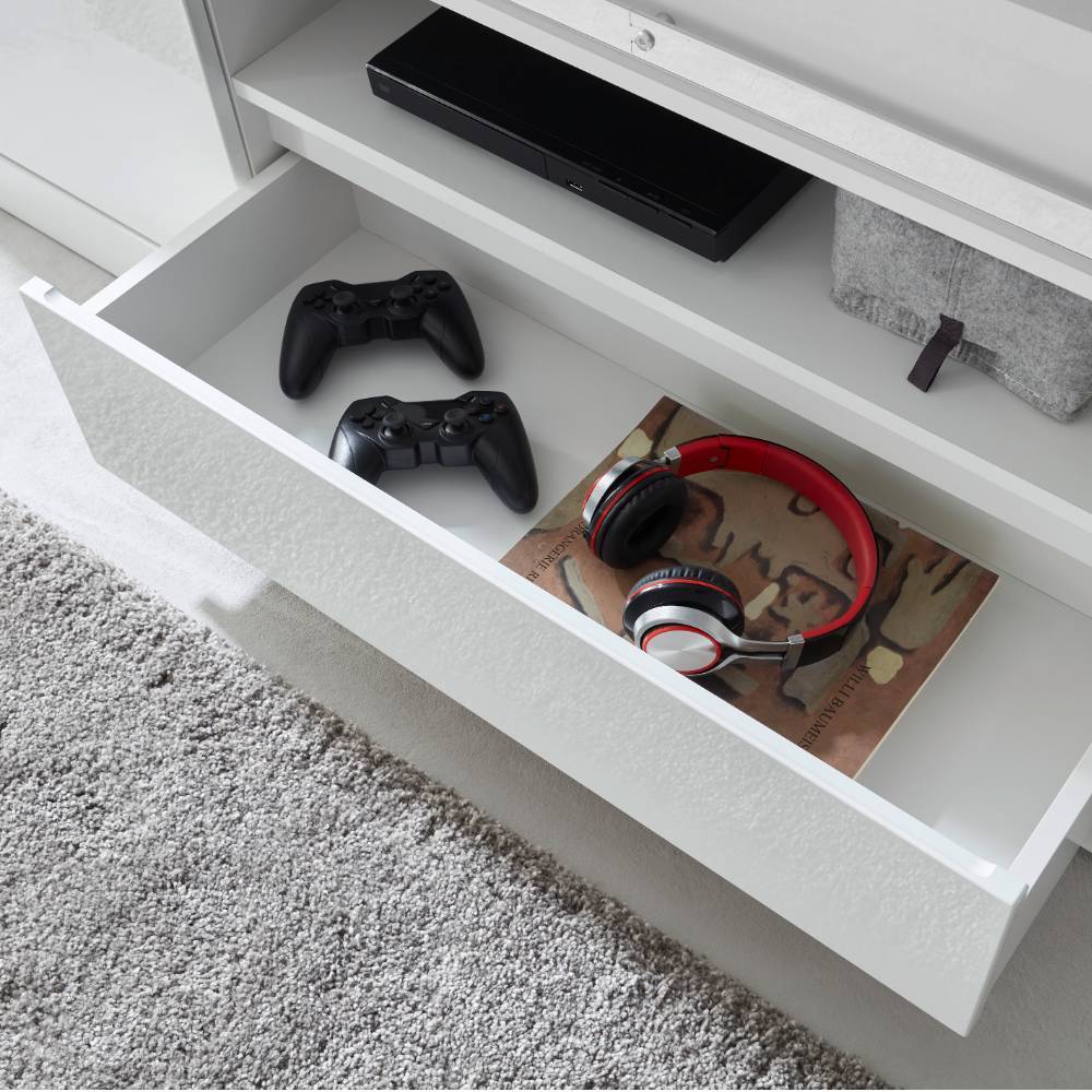 Geöffnete Schublade des weißen TV-Lowboards mit Stauraum für Zubehör und Mediengeräte – Memphys