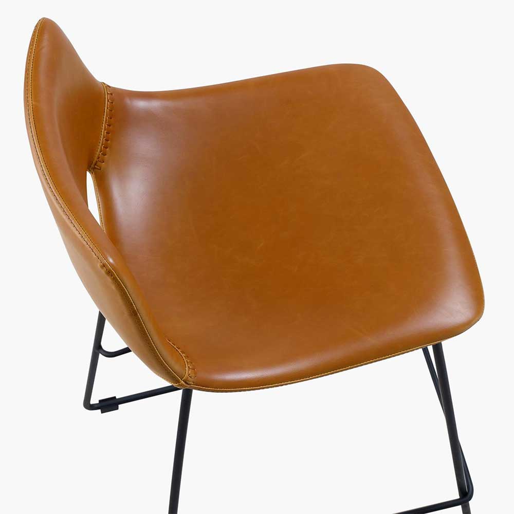 Kunstleder Barstuhl Sitzfläche und Rückenlehne in Braun mit Ziernähten Detail – Tenna