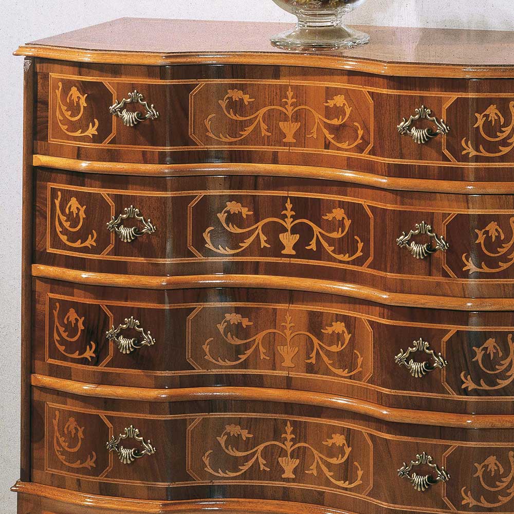 Elegante Nussbaum Kommode mit floralen Intarsien und geschwungenen Messinggriffen der oberen Schubladen – Agosto