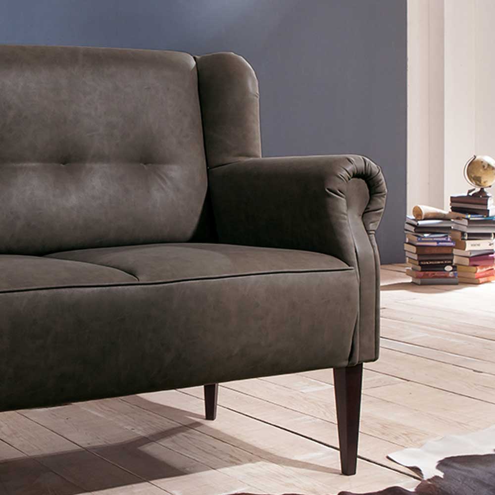 Graues Polstersofa mit eleganter, gerollter Armlehne und Knopfdetails – Yuto