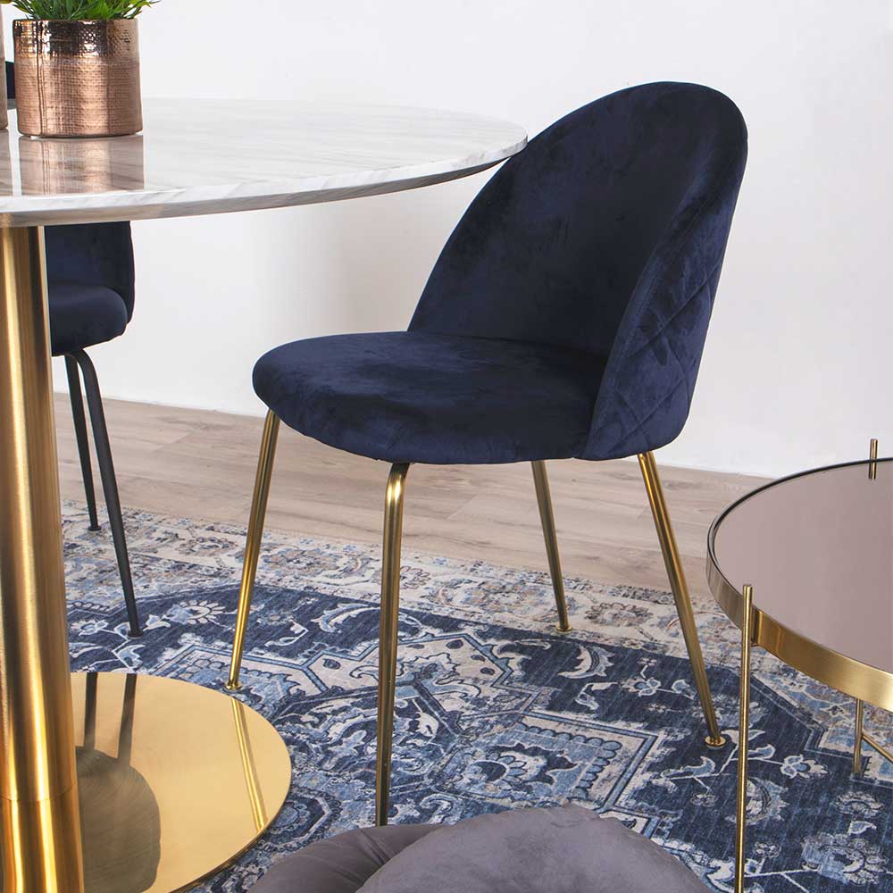 Eleganter dunkelblauer Samt Esszimmerstuhl im 2er Set mit goldenen Beinen am Marmortisch – Cancan