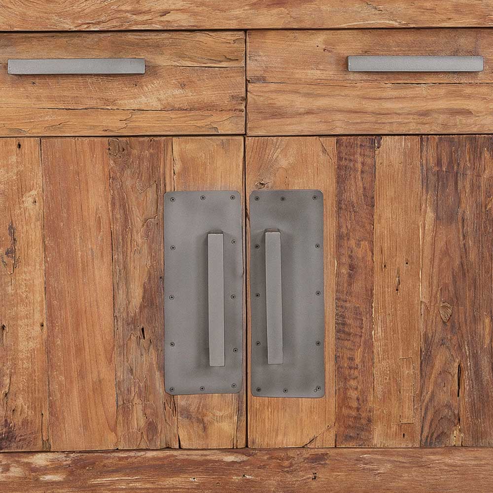 Schubladen und Türen des Teak Sideboards mit modernen Metallgriffen im Detail – Ragista