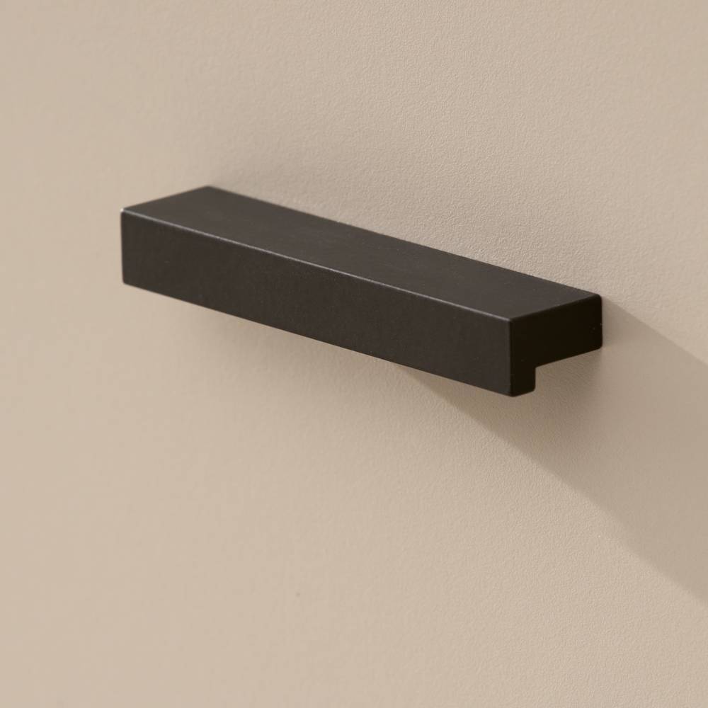 Moderner schwarzer Möbelgriff aus Metall an der beigen Schranktür des Highboards – Dasanti