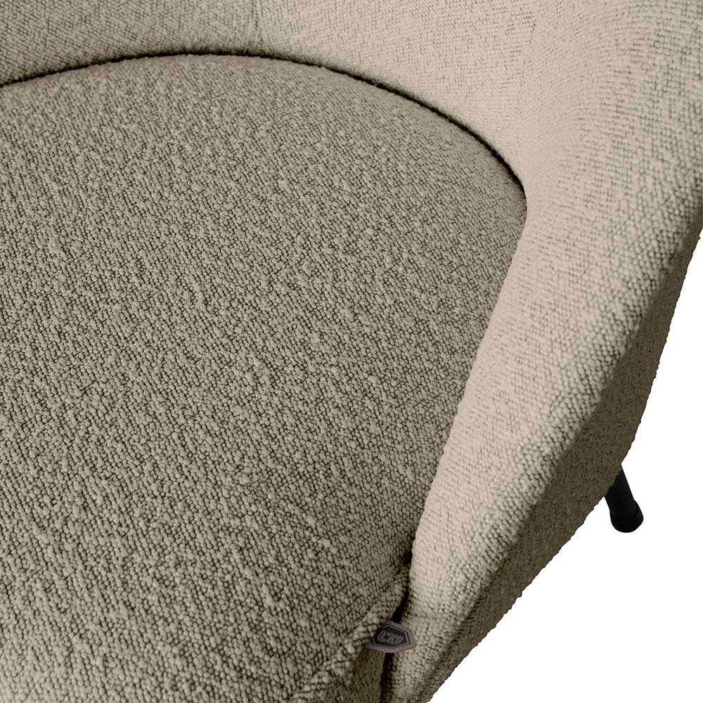 Sitzfläche und Armlehne des beigen Boucle-Sessels mit feiner Stoffstruktur – Laderla