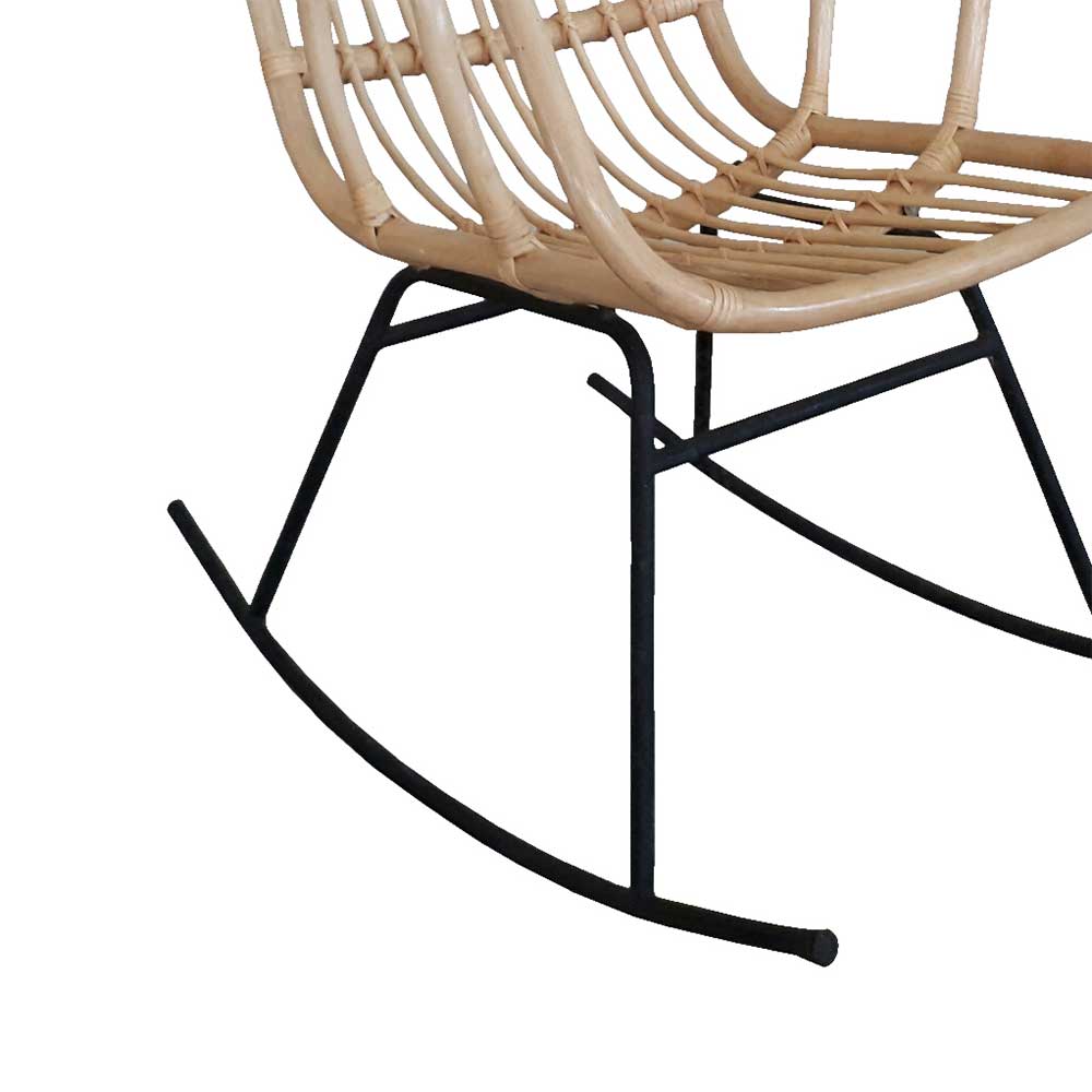 Schaukelstuhl aus Rattan mit schwarzem Eisengestell und gebogenen Kufen für sanftes Schaukeln – Ambriosso
