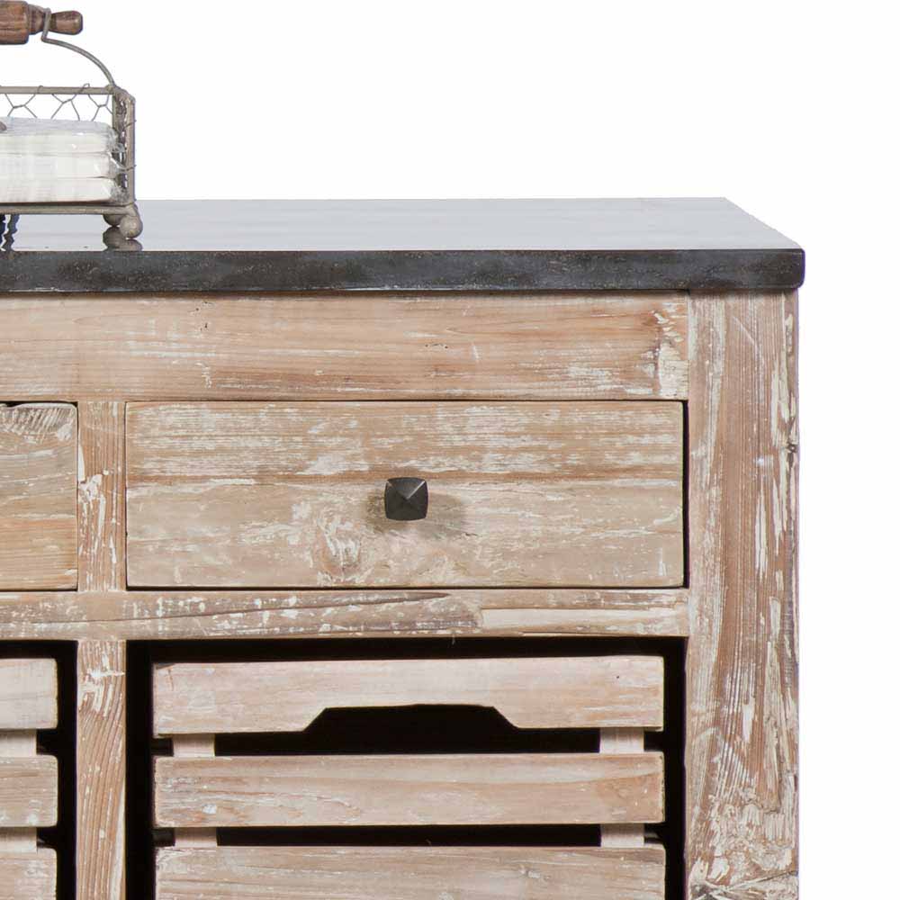 Schublade mit dunklem Knopf und dunkler Arbeitsplatte des rustikalen Küchenmöbels aus Holz – Ashvills