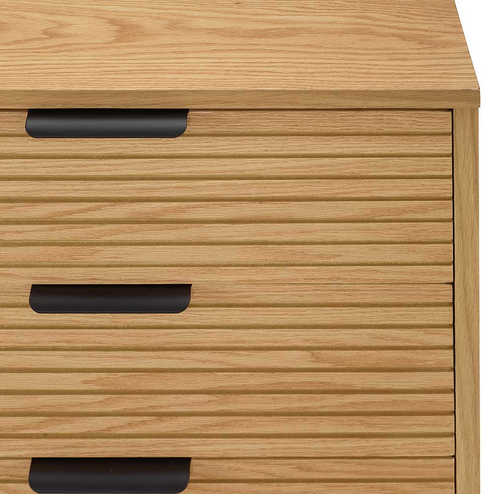 Detail der drei geriffelten Eichenholz-Schubladen mit schwarzen Griffen – Piassona