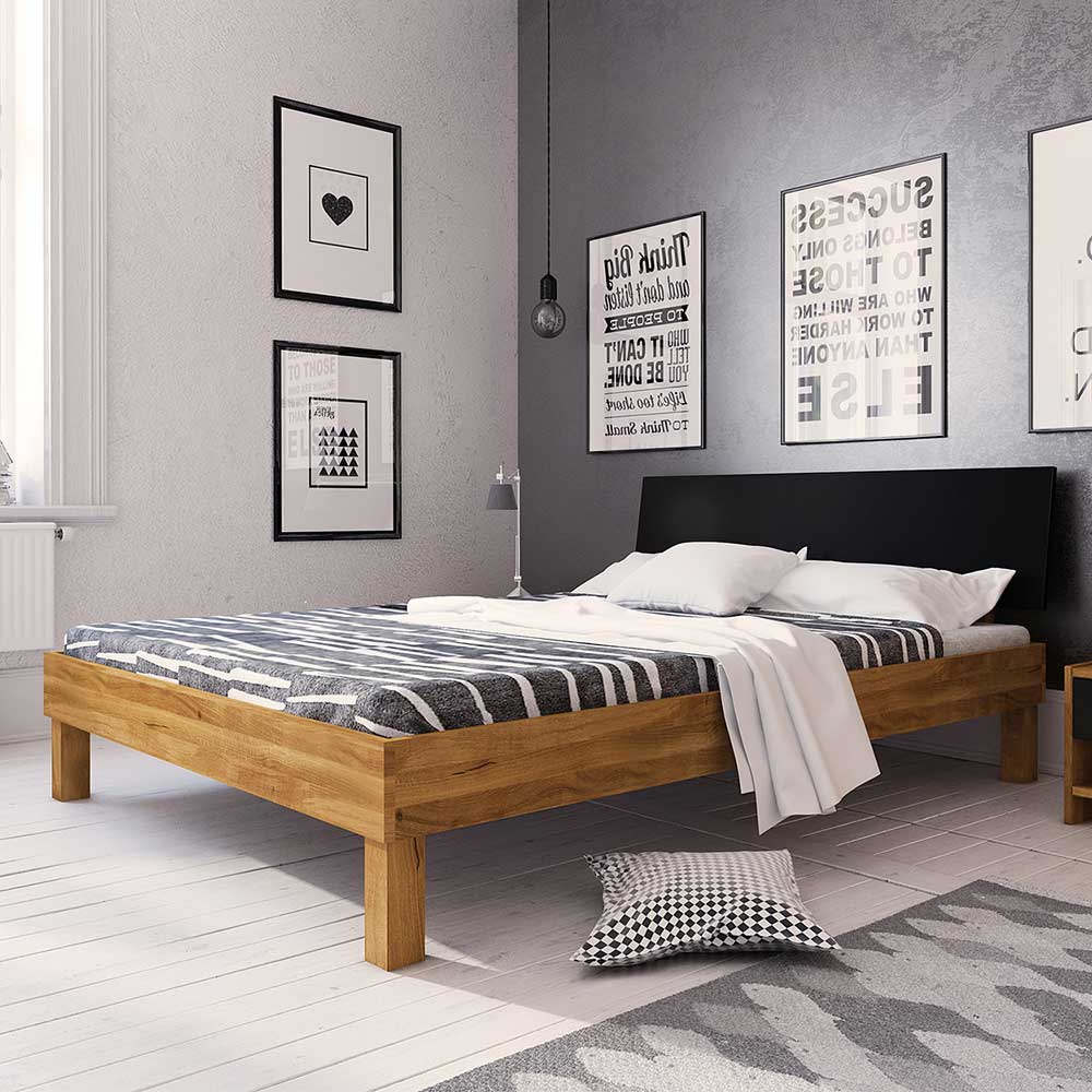 Massivholzbett aus Wildeiche mit schwarzem Kopfteil in modernem Schlafzimmer – Olbysca