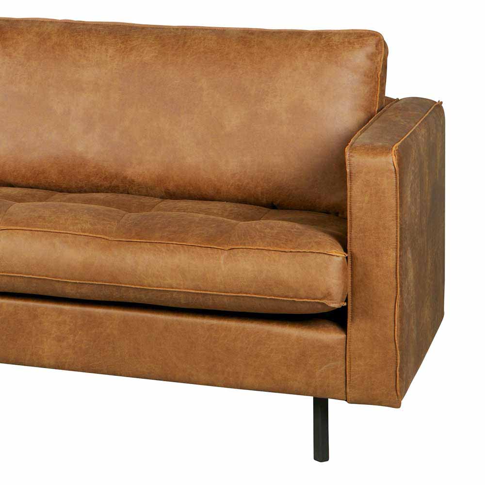 Rechte Armlehne und Sitzkissen des cognacbraunen Recycling Leder Sofas mit Knopfheftung – Kienta