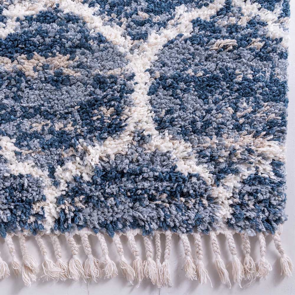Cremefarbene Fransen und blau-weißes Rautenmuster am Ende des Läufer Teppichs – Addagio