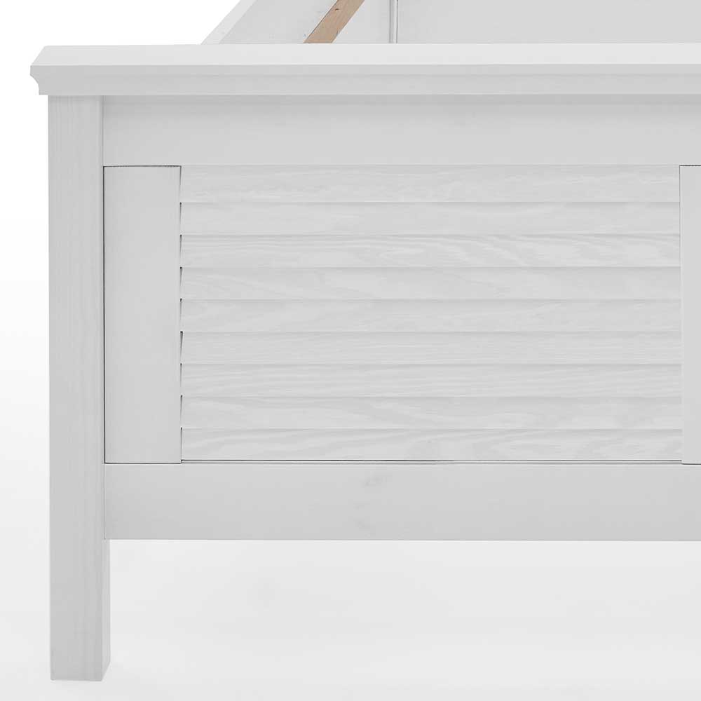 Fußteil des weißen Bettes im Landhausdesign mit sichtbarer Holzmaserung – Mira