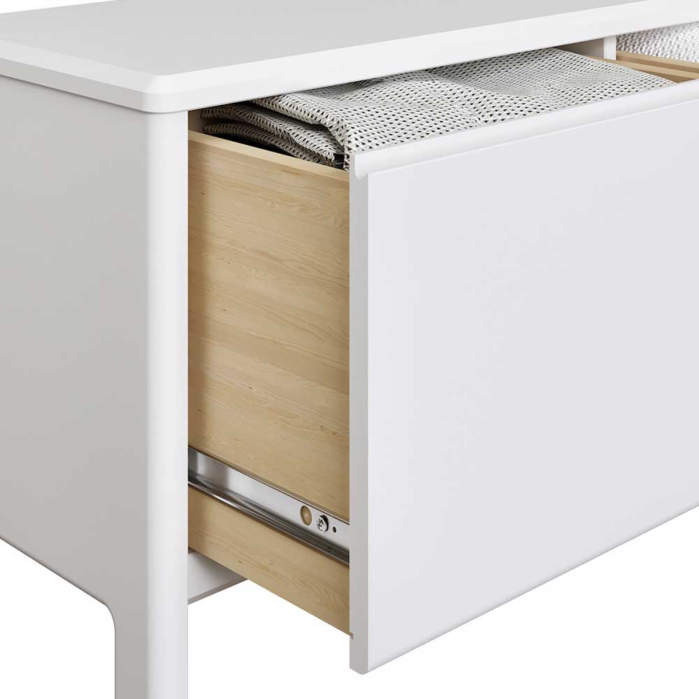 Geöffnete Schublade der weißen Kommode mit stabilen Holzauszügen – Oranias