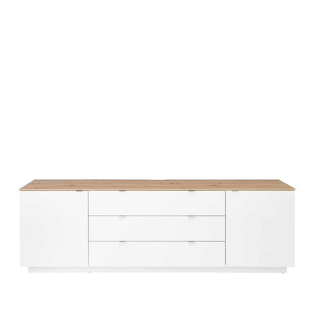 Geräumiges weißes Sideboard mit heller Holzplatte, zwei Türen und drei Schubladen auf Sockel – Astaran