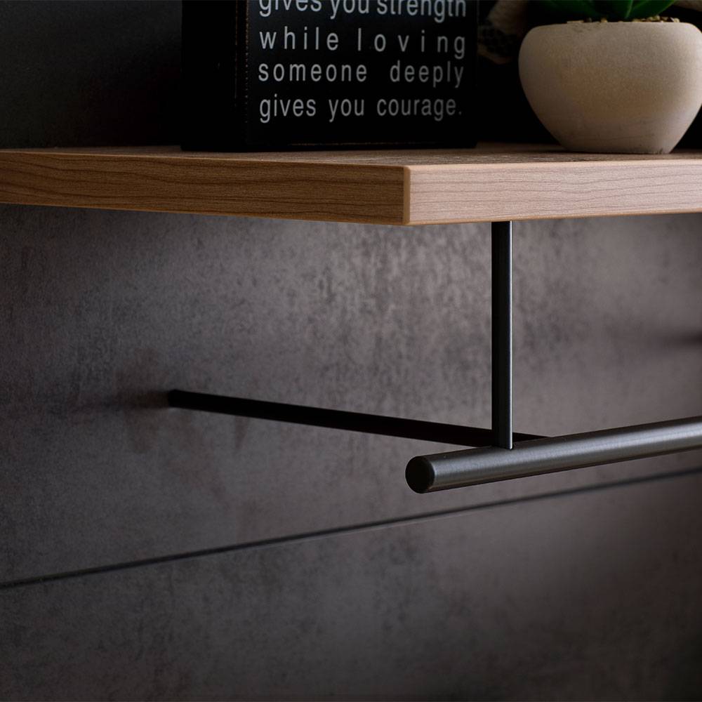Ablagebrett aus Holz und die schwarze Kleiderstange der Flurgarderobe im Detail – Carry