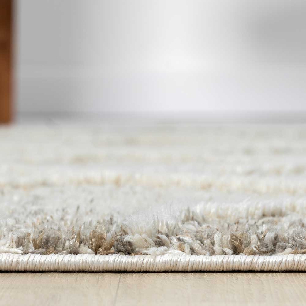 Weicher Teppich mit beiger und grauer Textur und hoher Florhöhe – Freshna