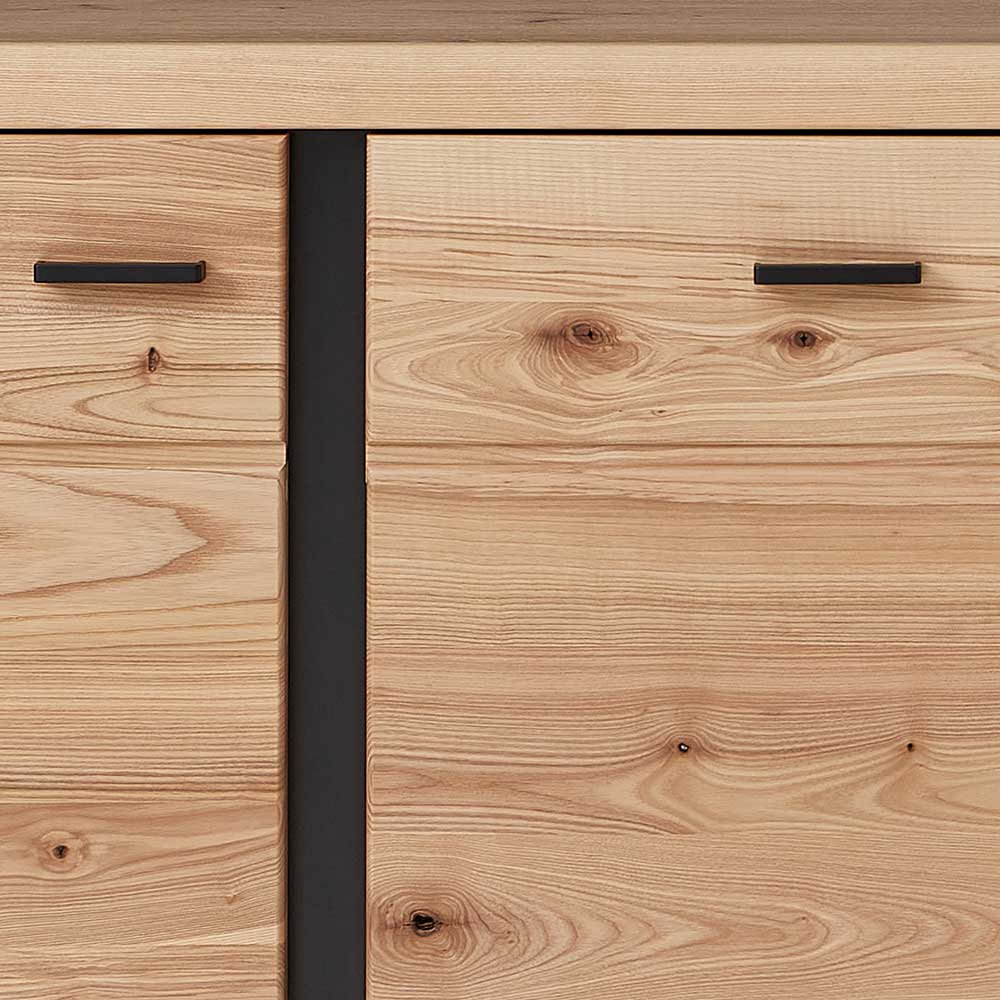 Natürliche Holzfronten und schwarze horizontale Griffe des Highboards – Latenda