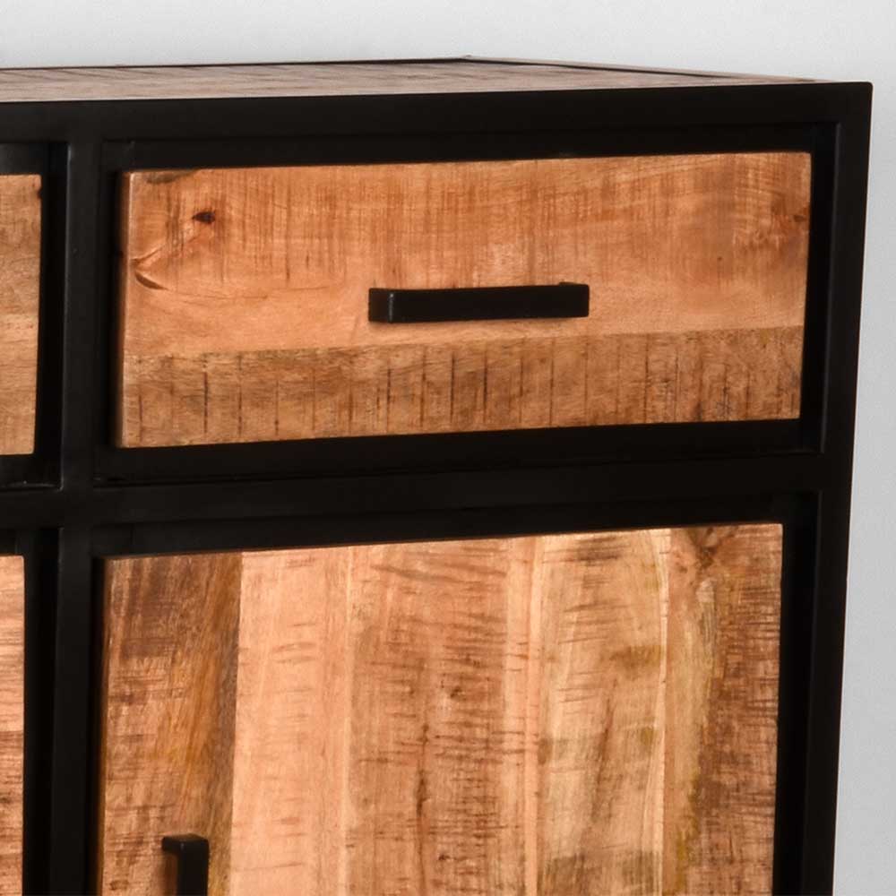 Nahaufnahme der geschlossenen Schublade des Industrial Sideboards aus hellem Mangoholz mit schwarzem Griff – Piatrasun
