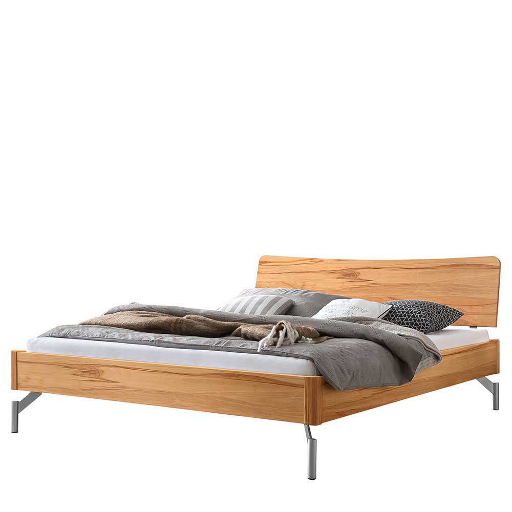 Modernes Holzbett aus Wildbuche mit geschwungenem Kopfteil und schlanken Metallfüßen im Schlafzimmer – Viverone