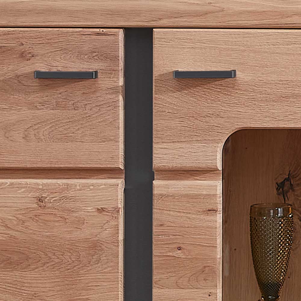 Moderne schwarze Griffe und Akzentleiste an der Eichenholz Highboard Vitrine – Latenda