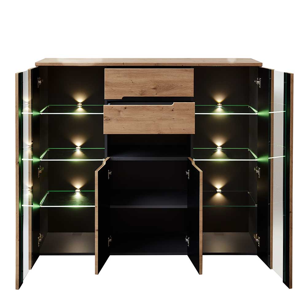 Modernes Highboard mit geöffneten Türen, beleuchteten Glasböden und Holzschubladen in Eichendekor – Kuetra