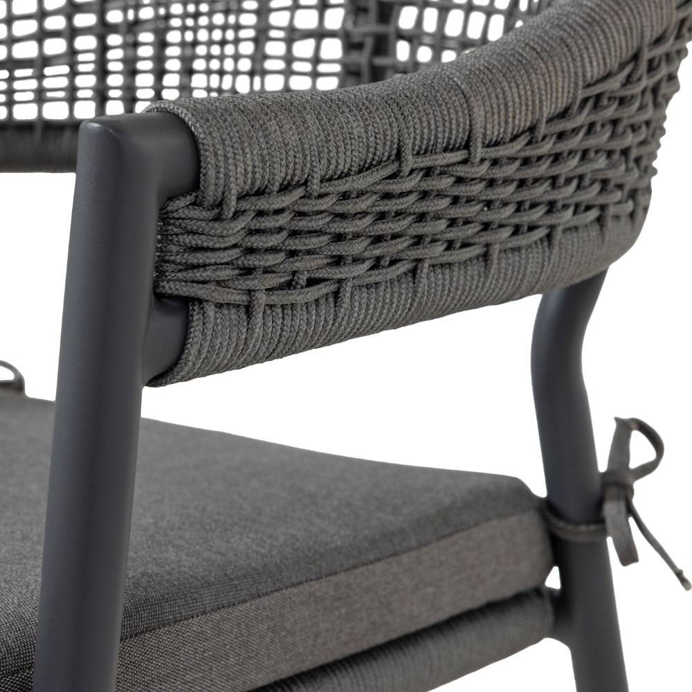 Dunkelbraune geflochtene Armlehne und Rückenlehne des modernen Gartenstuhls im Detail – Crosavio