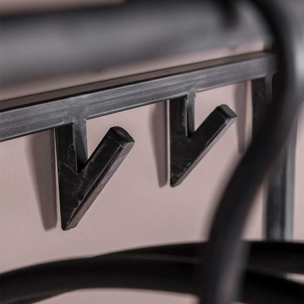 V-förmige Kleiderhaken aus anthrazitfarbenem Metall der Wandgarderobe im Industrial Style – Ariet