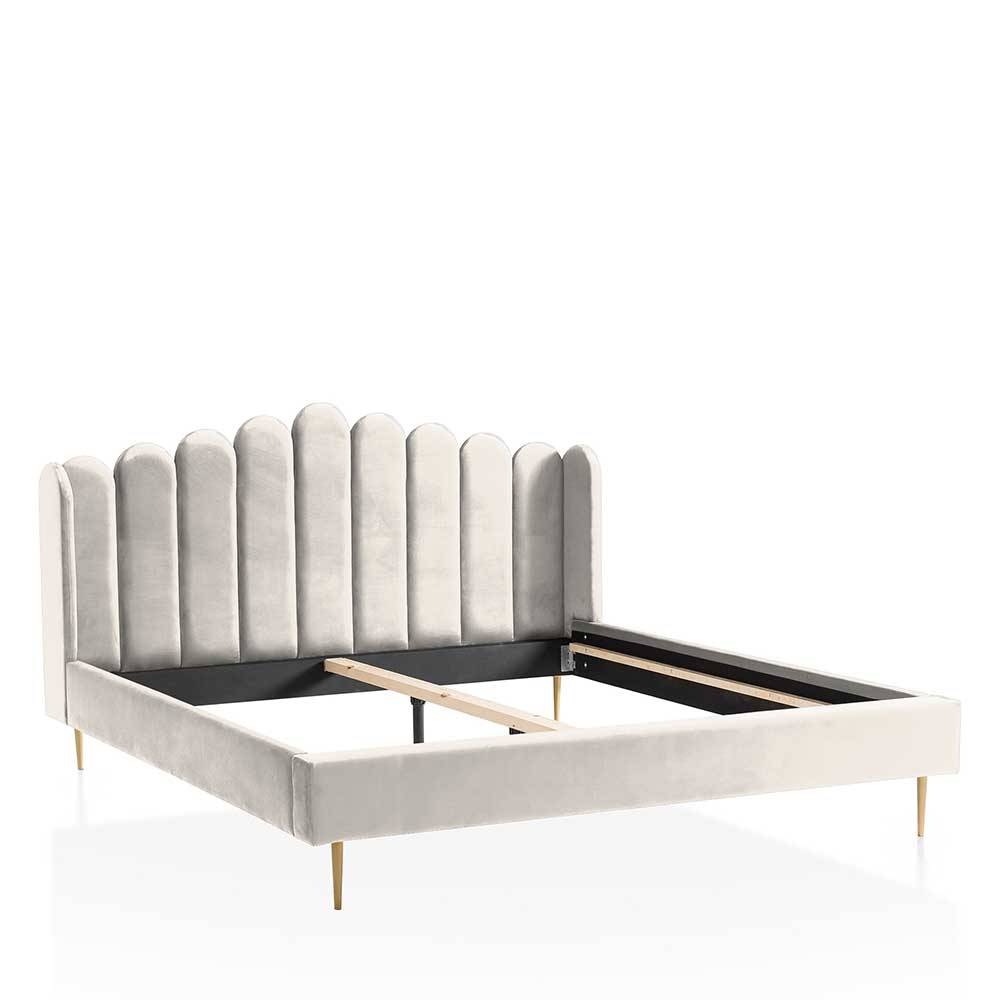 Elegantes Samtbett in Beige mit goldfarbenen Beinen und gepolstertem Kopfteil – Curomma