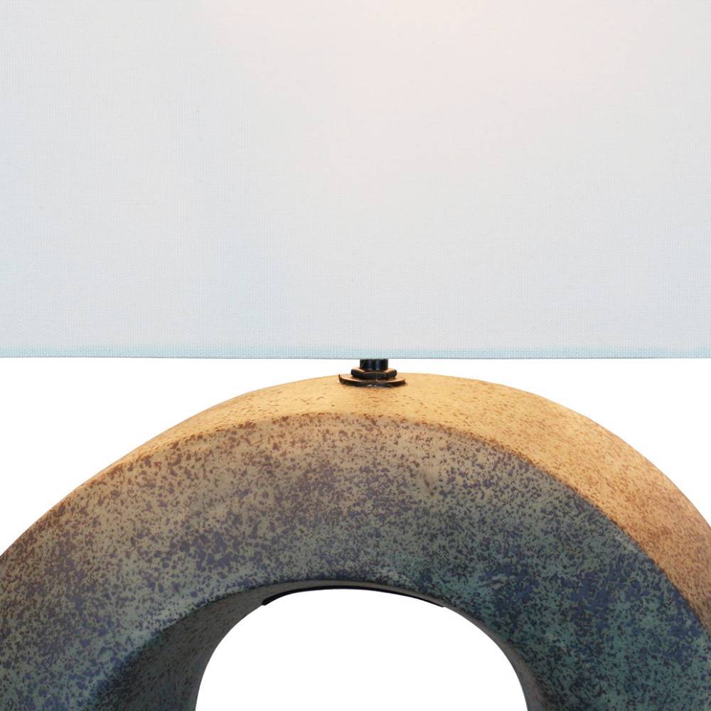 Detail des strukturierten, ringförmigen Lampenfußes in grün-blauem Finish mit weißem Schirm – Saragoza
