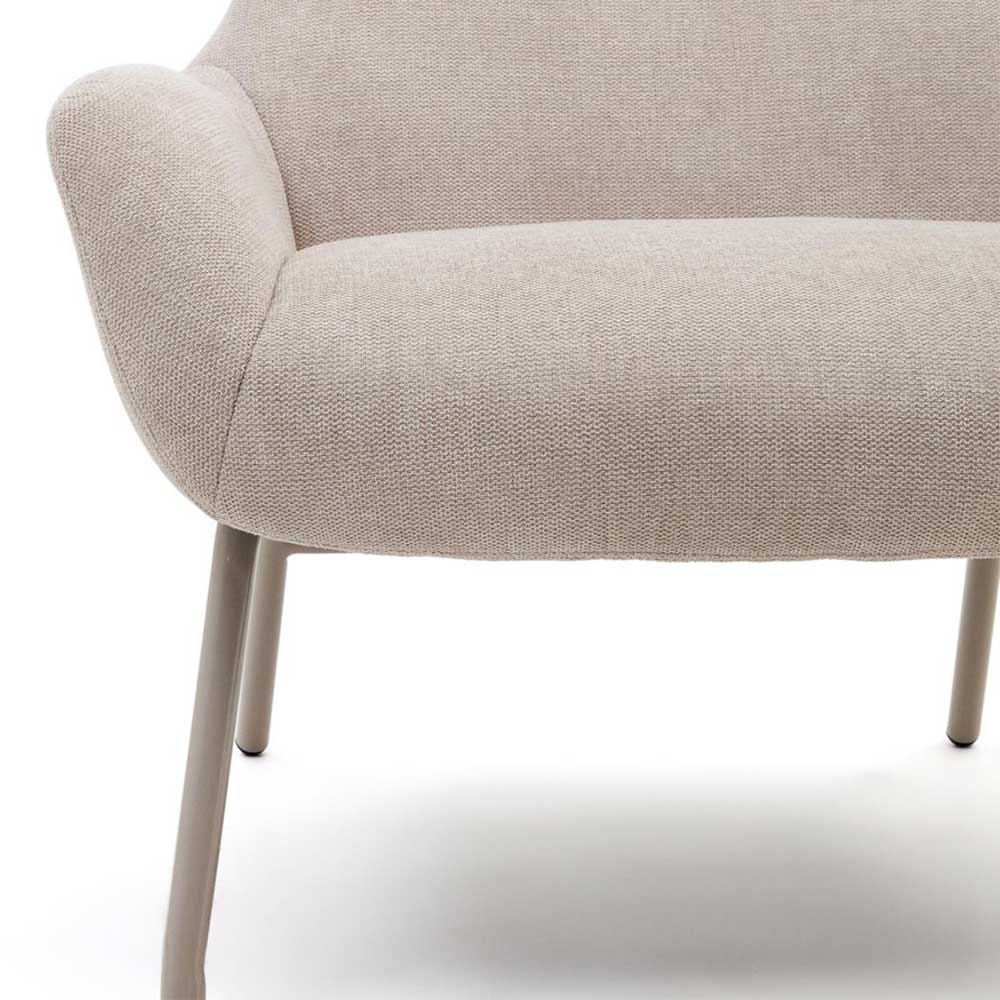 Detail der Sitzfläche und des filigranen Metallgestells vom beigen Loungesessel – Flawia