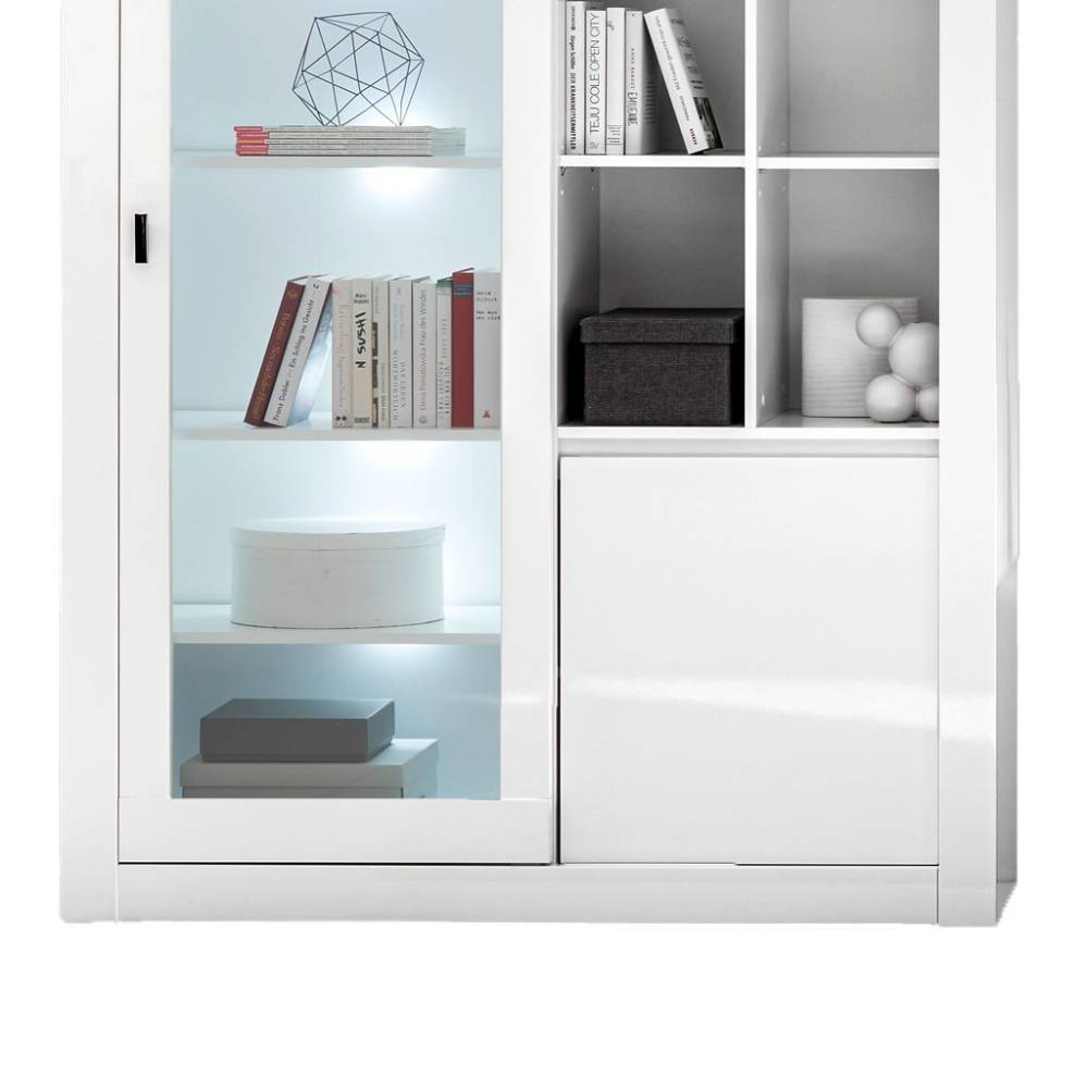 Innenansicht der weißen Vitrine mit beleuchteten Fächern und Dekoration – Memphys