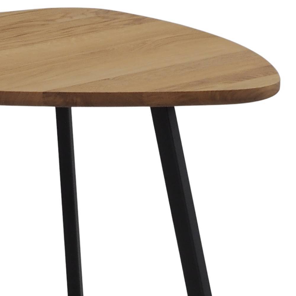 Detail der massiven Eichenholzplatte und zwei schwarzen Metallbeinen – Joi