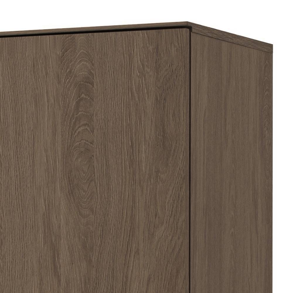 Oberfläche und Kante des Vitrinenschranks in detailreicher Nussbaum Optik mit Holzmaserung – Julado