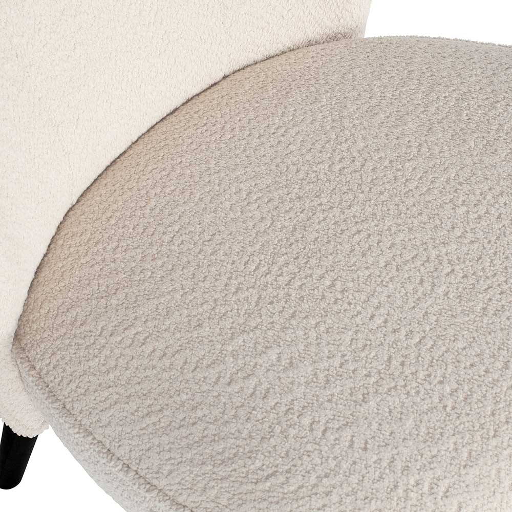 Nahaufnahme der kuscheligen Teddyfell-Polsterung der Sitzfläche in hellem Creme – Castilla