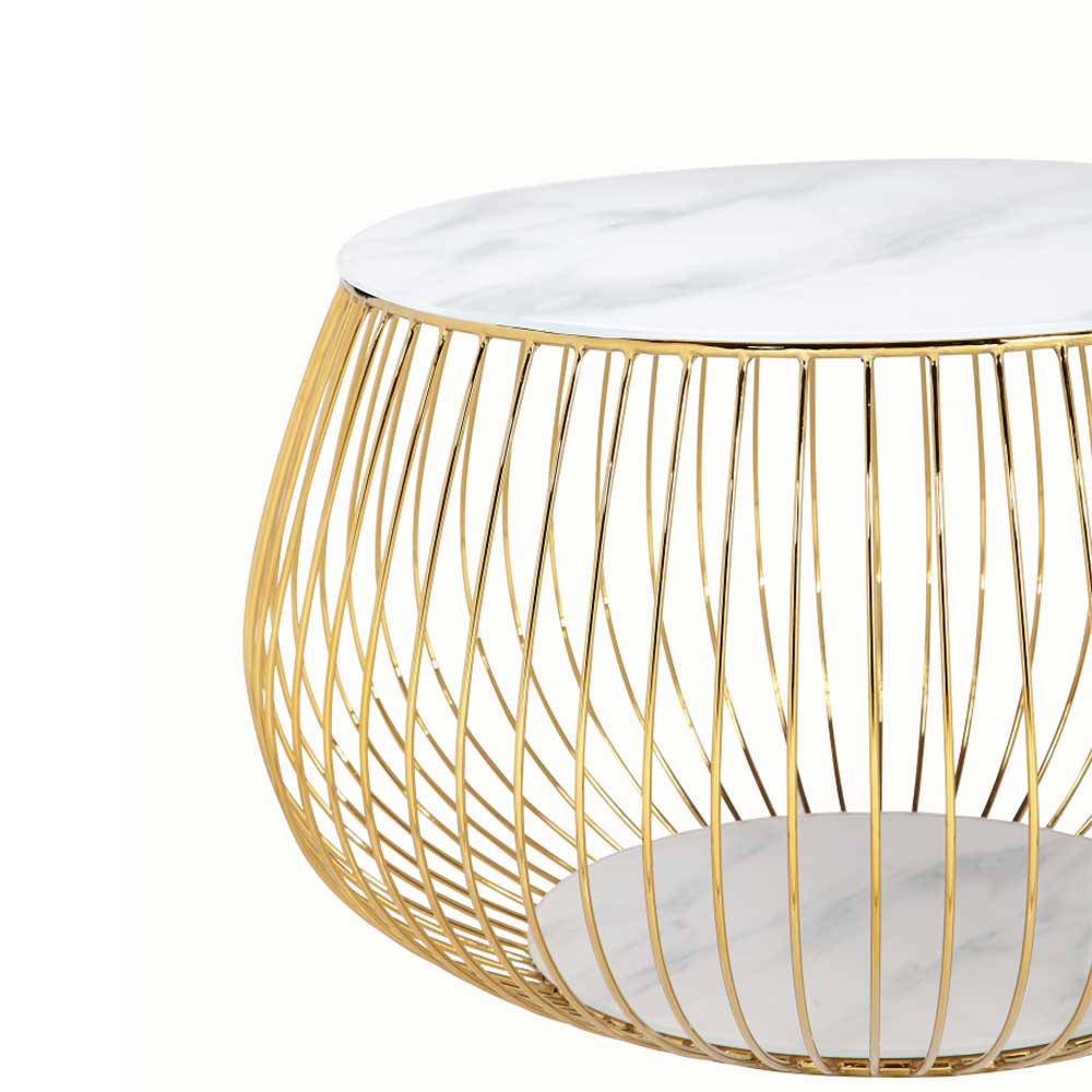 Runder Design-Couchtisch mit filigranem goldenem Drahtgestell und weißer Glasplatte in Marmoroptik – Hayaton