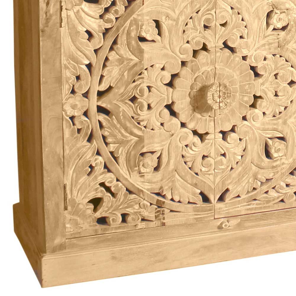 Detailansicht des unteren Bereichs des geschnitzten Holz-Sideboards im Ethno-Stil – Runiasa