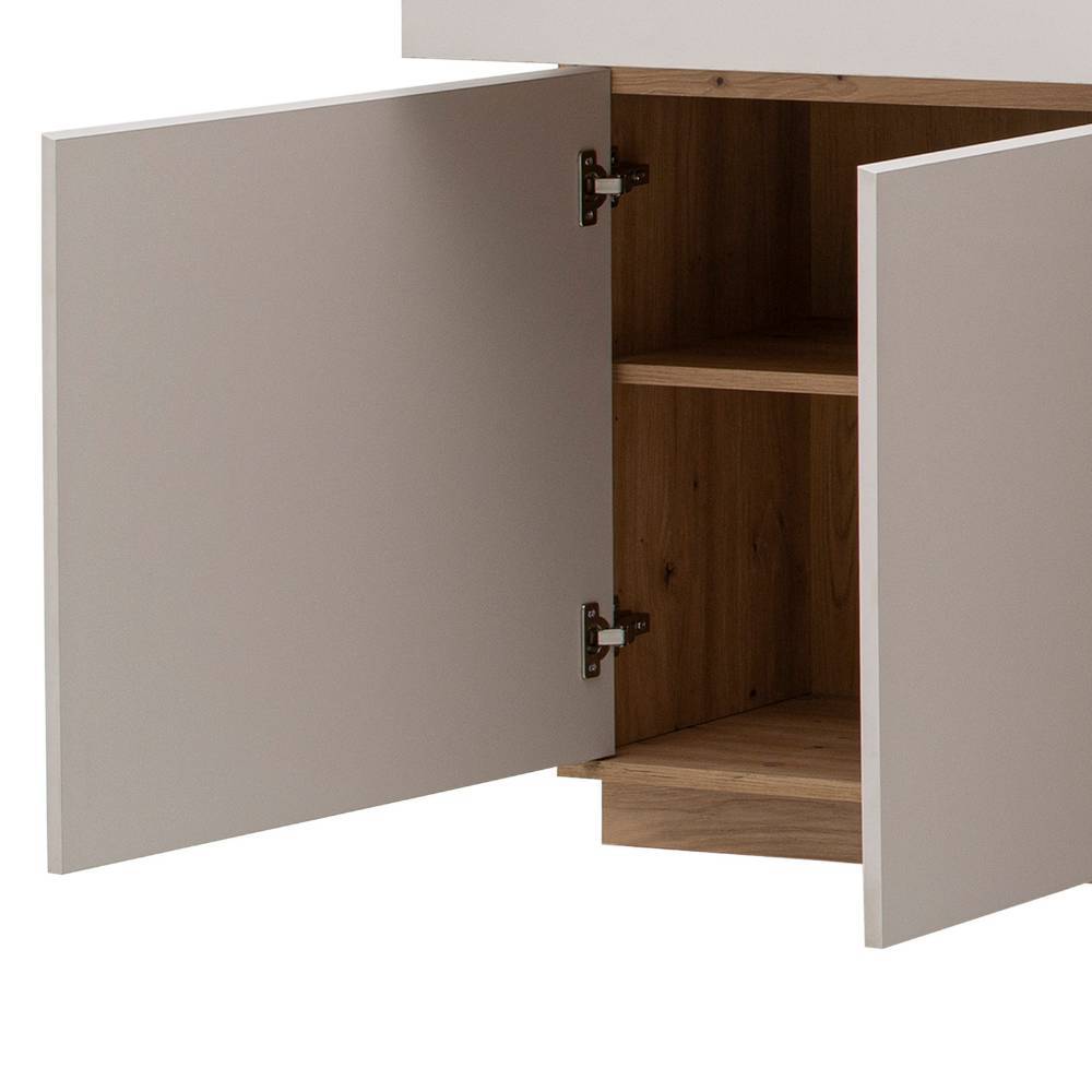 Geöffnete Schranktür des hellgrauen Sideboards mit Einlegeboden und Scharnieren – Spain
